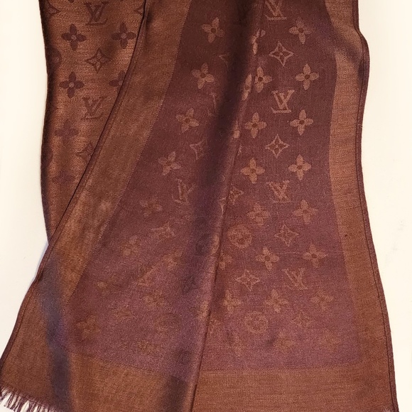 Louis Vuitton Monogram Shine Shawl - Picture 2 of 6